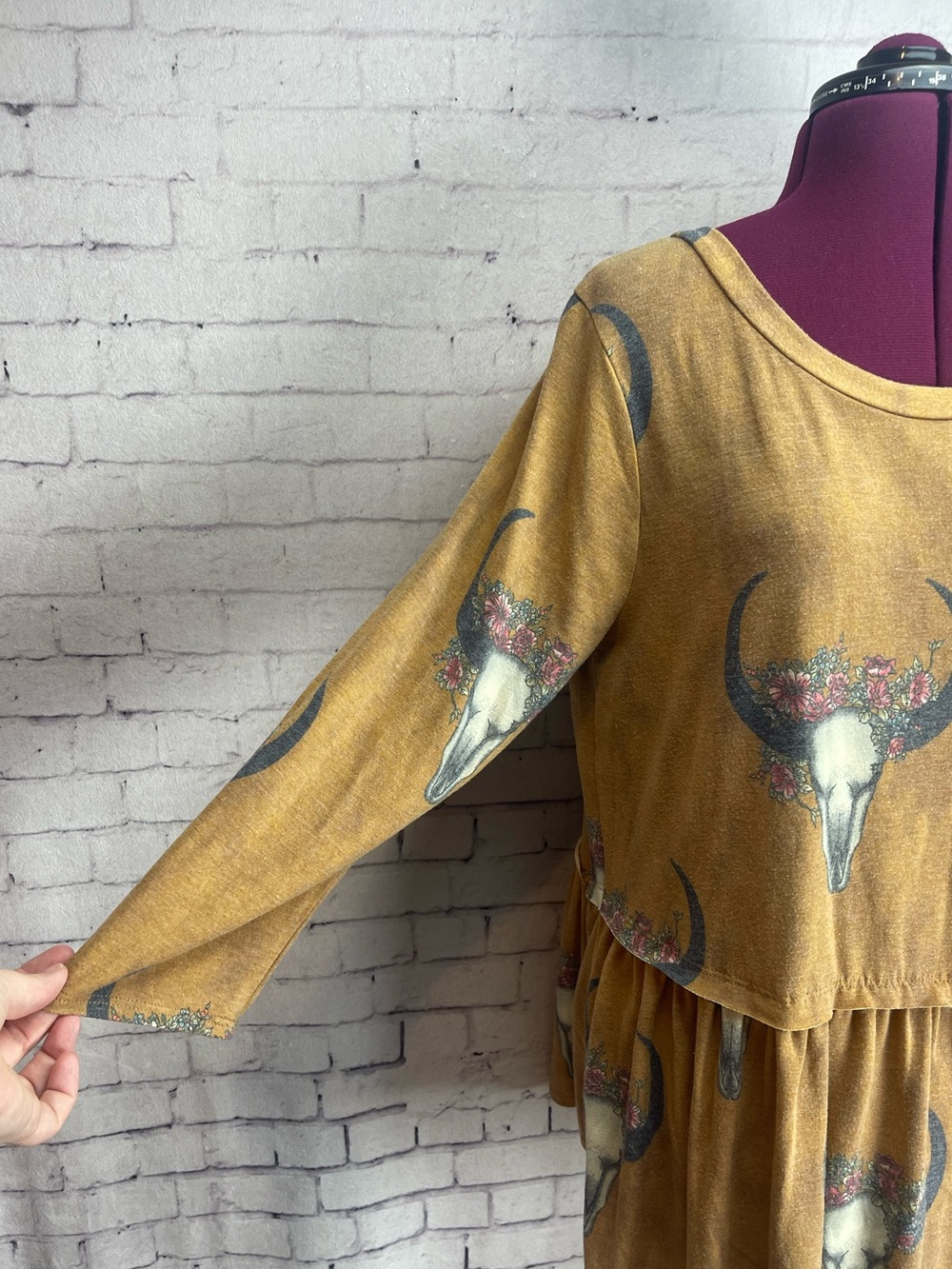 Jodifl size large 3/4 length sleeves peplum style shirt tan rustic cow skulls - Picture 2 of 6